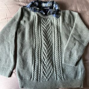 gray with blue collar sweatet